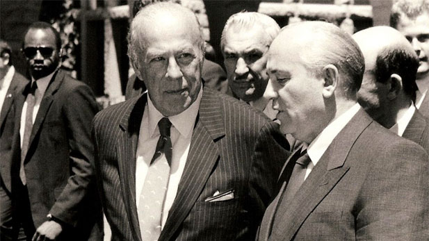 Shultz and Gorbachev 