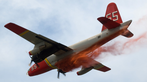 An aerial tanker over ther Gladiator Fire in northern Arizona begins dropping its fire retardant.