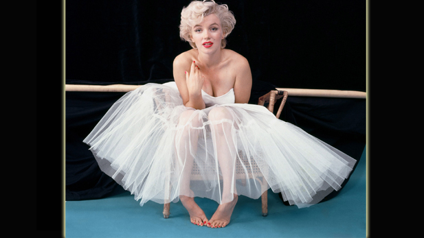 Marilyn Monroe photographed by Milton Greene during their “ballerina” sitting, 1954.