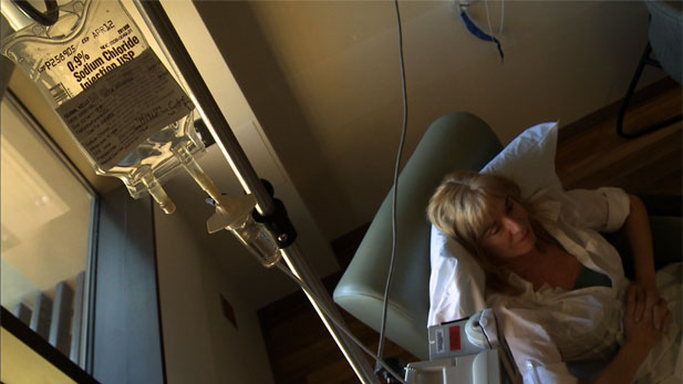 Kelli Guinn, a patient of breast cancer, receives chemotherapy.