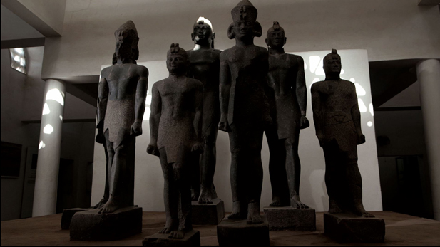 black_pharaohs_statues_spot