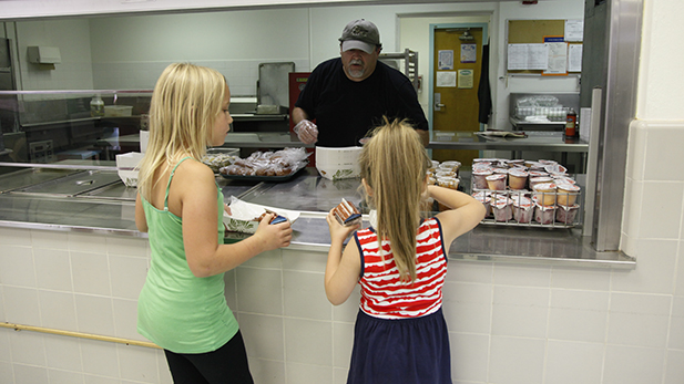 TUSD serves lunches at Annie Kellond Elementary School in 2015.