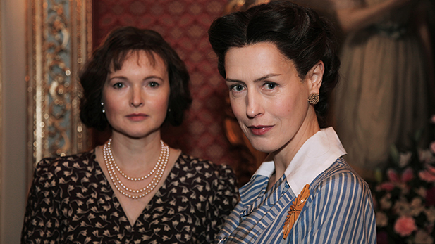 Wallis Simpson (Gina McKee) and Queen Elizabeth (Emma Davies)