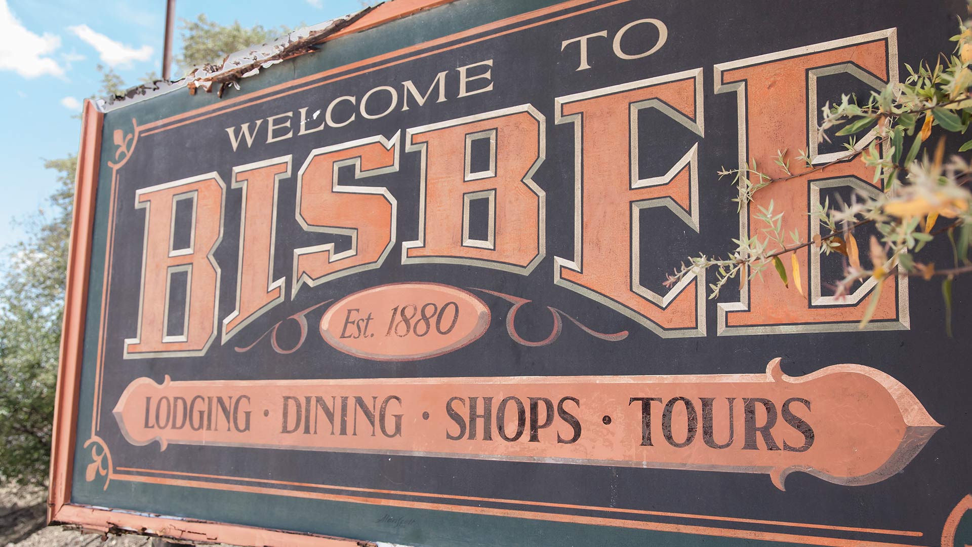 A sign welcoming visitors to Bisbee, Arizona.