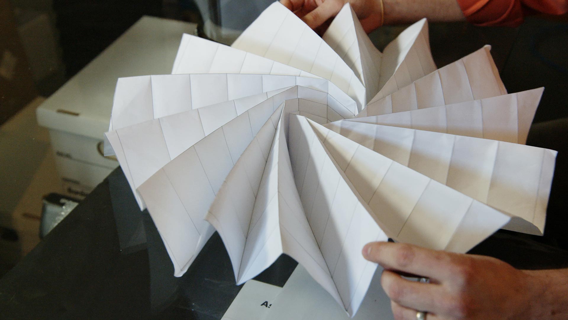 Бумага играть 1. Оригами. Солнечные панели оригами. Японская бумага для оригами. Пластичная бумага оригами.
