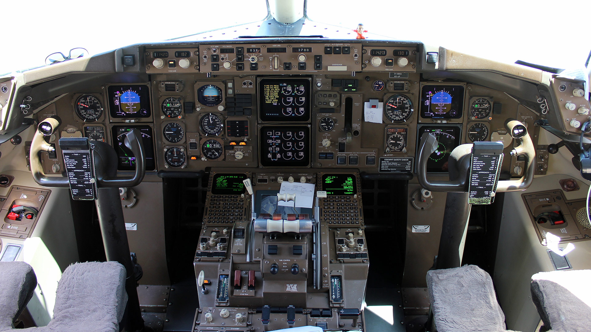 Boeing 757 Cockpit