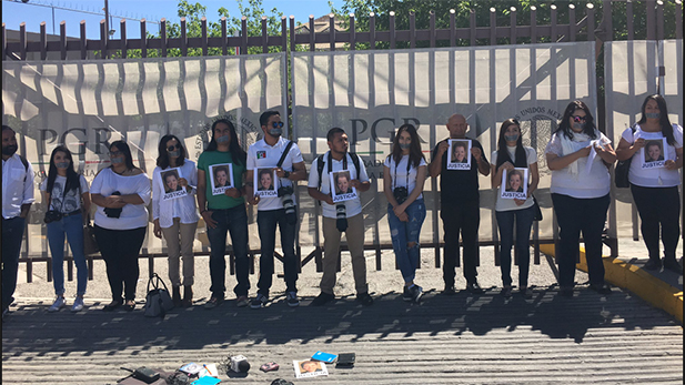 Reporters in Ciudad Juárez in late March demanded the federal government to investigate Miroslava Breach's murder.
