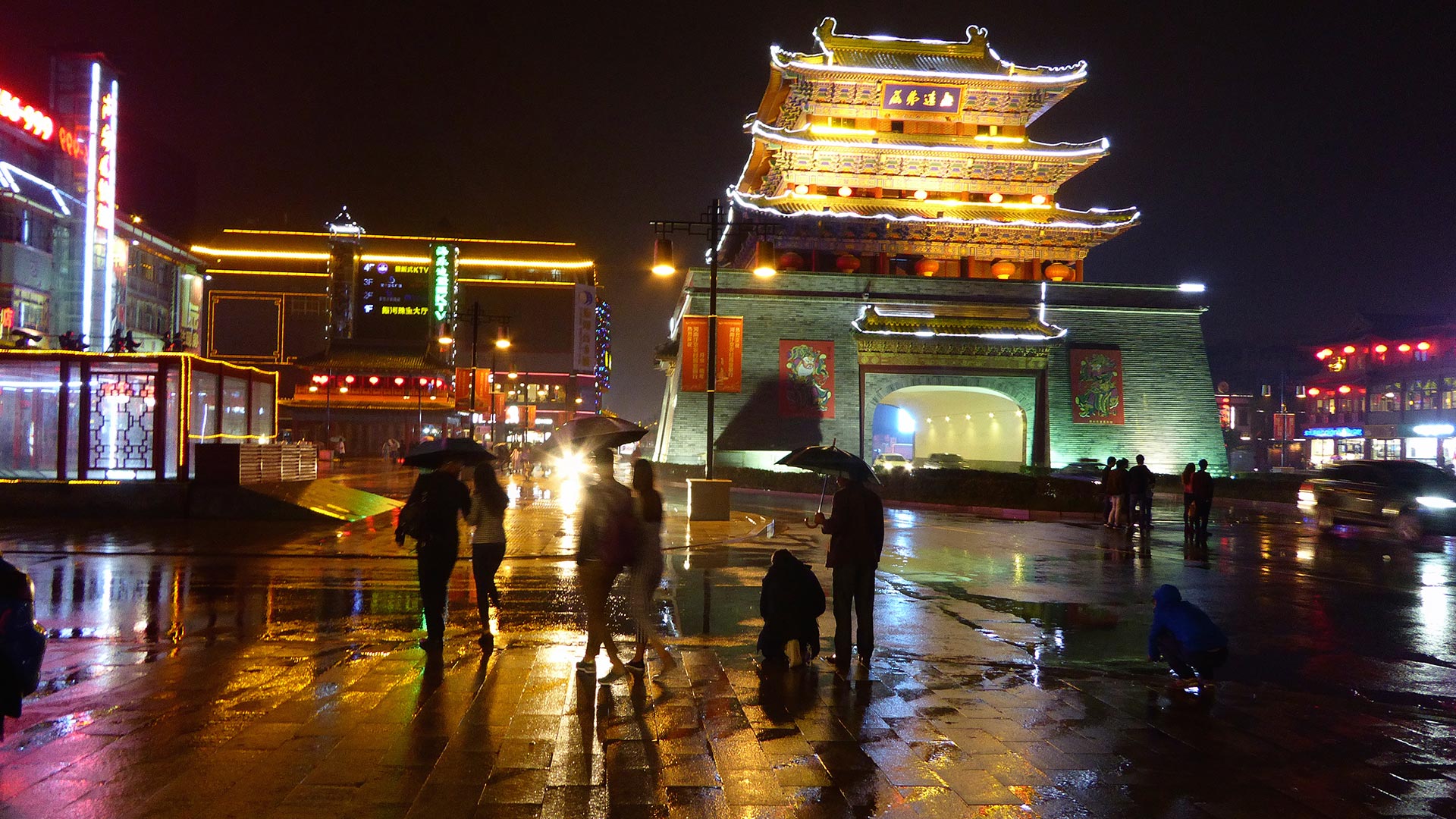 Night time near the Drum Tower in Kaifeng