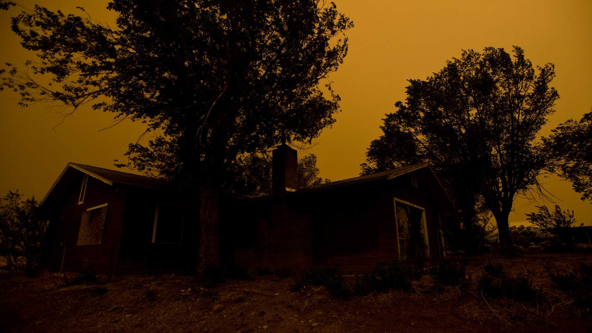 A smoky sky glows ominously over eastern Arizona during the Wallow Fire.