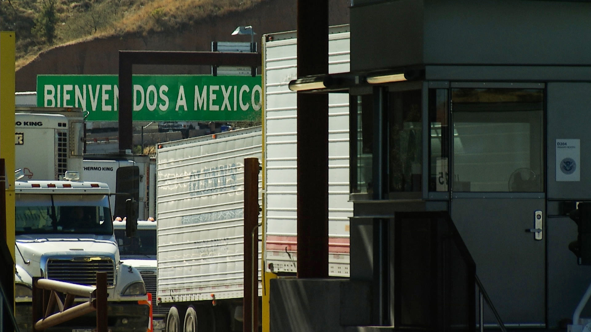The border crossing between Nogales, Arizona, and Nogales Sonora.