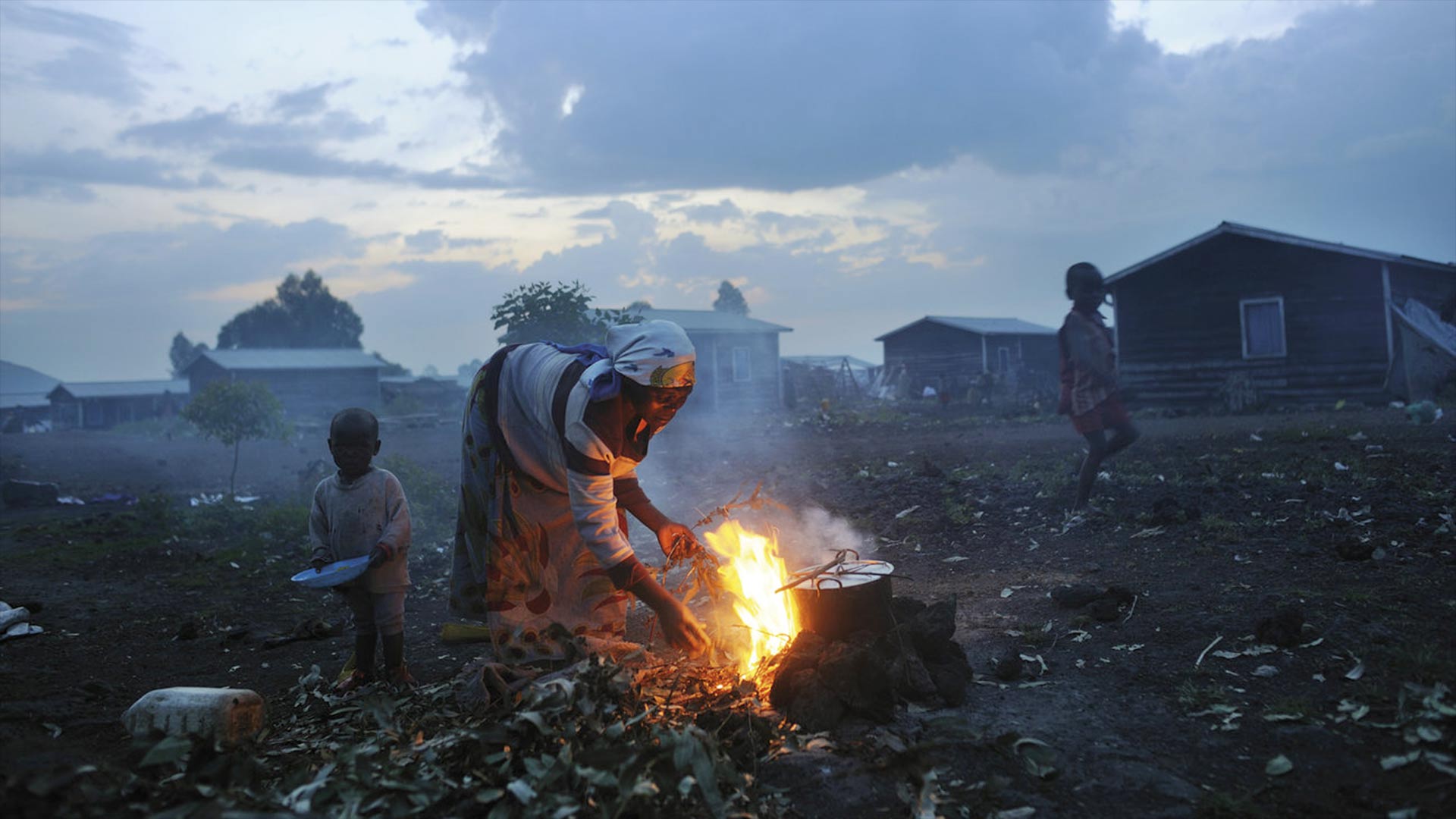 A Congolese woman displaced because of fighting cooks in the evening at Kibati camp in Goma, in eastern Congo. November 26, 2008
