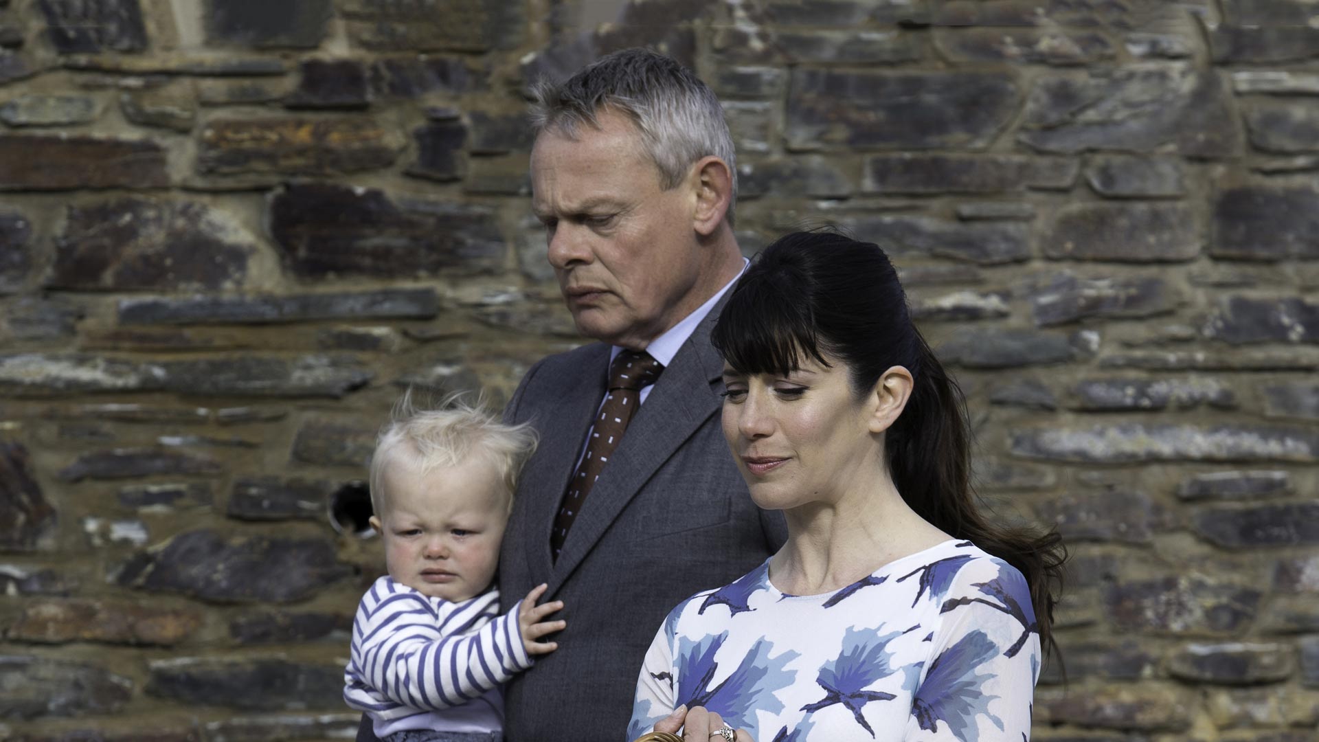 Doc (Matin Clues) & Louisa (Caroline Catz) attempt to go on a picnic with James Henry. 
