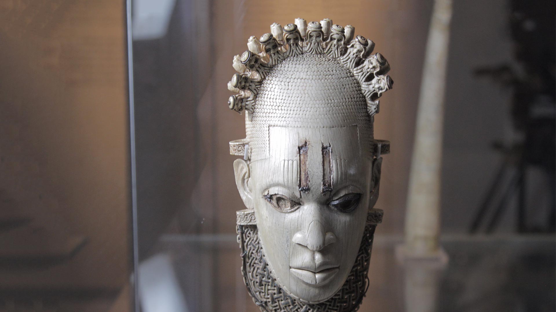 Carved Ivory mask-shaped hip pendant, inlaid with bronze Benin, Queen Idia, Artisit Unknown (16th century) – British Museum, London.