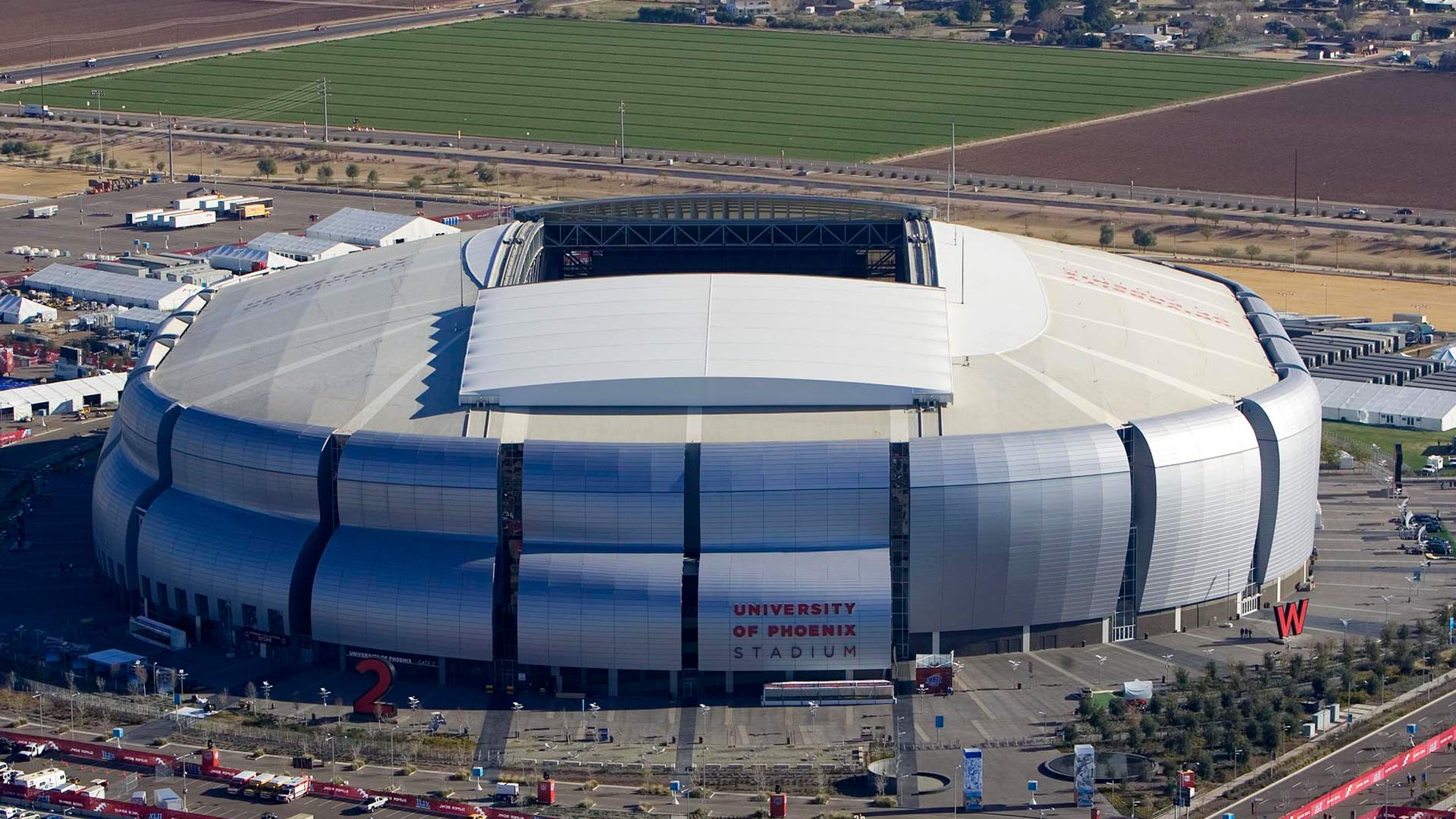 The University of Phoenix Stadium in Glendale, Arizona, has a retractable roof. 