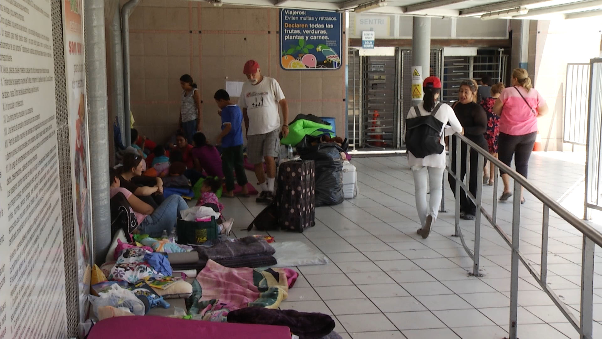 Families seeking asylum wait at the port of entry in Nogales, Sonora in June 2018. 