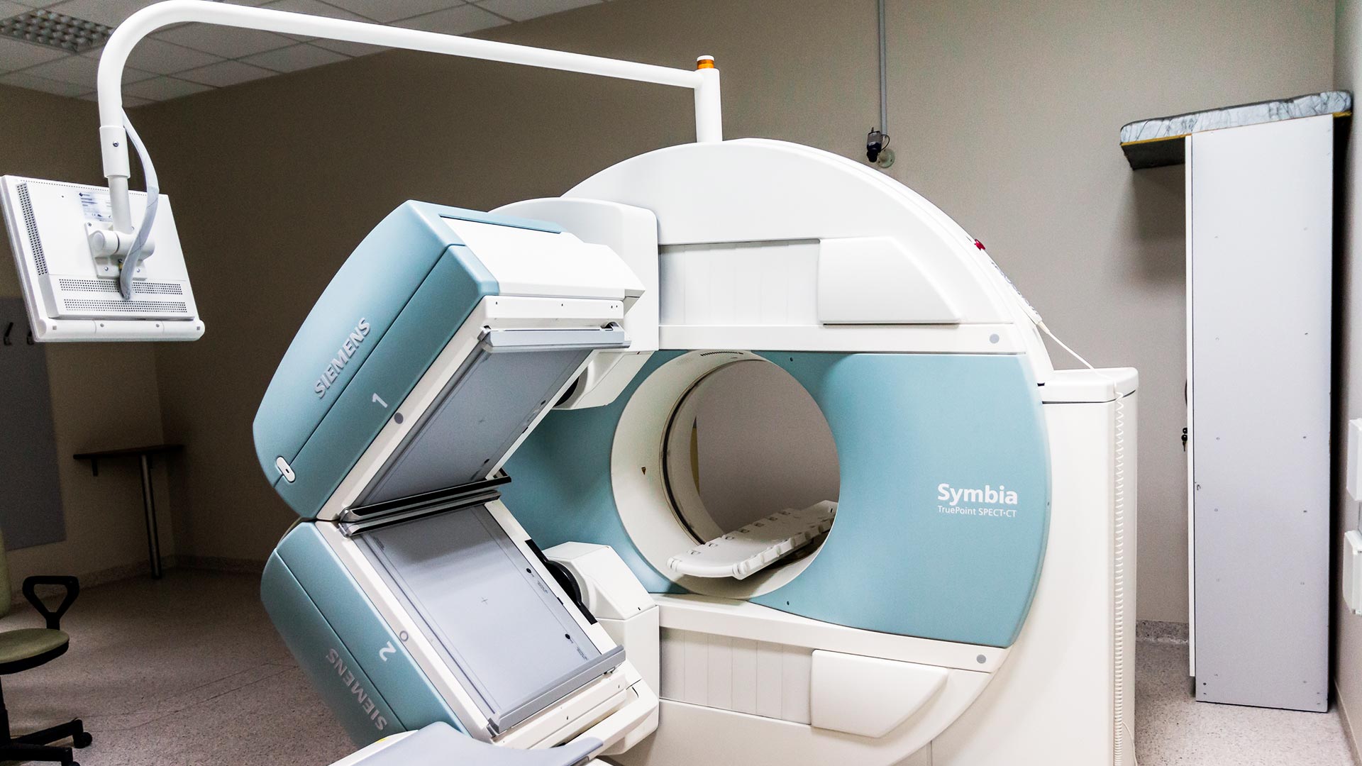 A magnetic resonance imaging (MRI) machine.