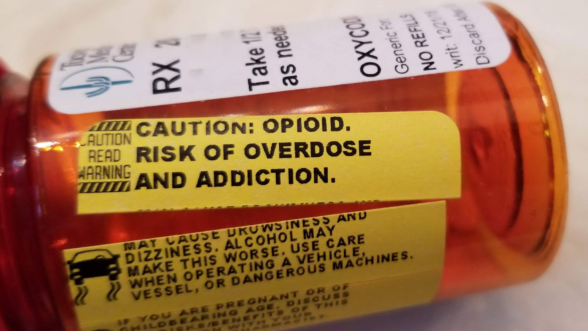 A warning label for opioid addiction on an oxycodone bottle.