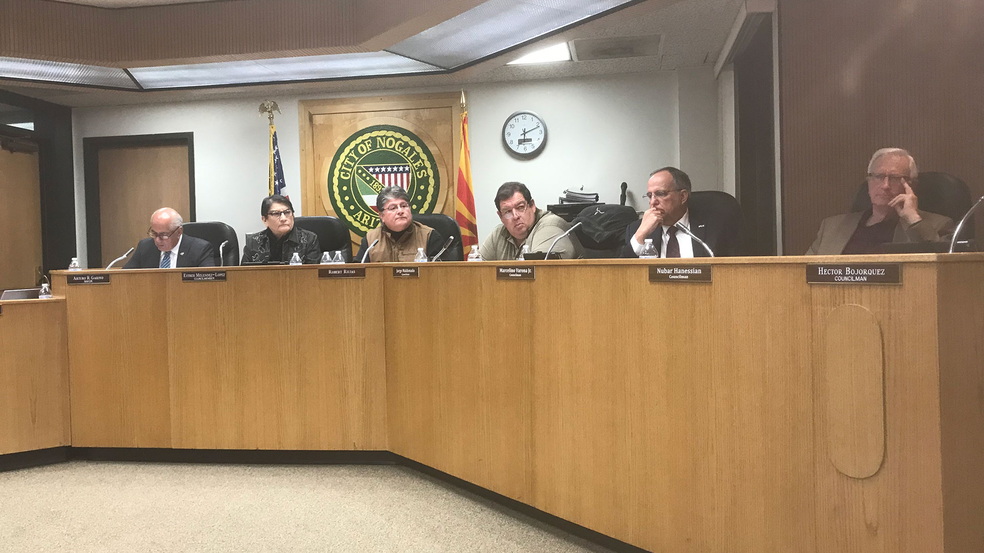 Nogales City Council votes unanimously to demand the federal government remove concertina wire from the border fence in Nogales.  (February 6, 2019)