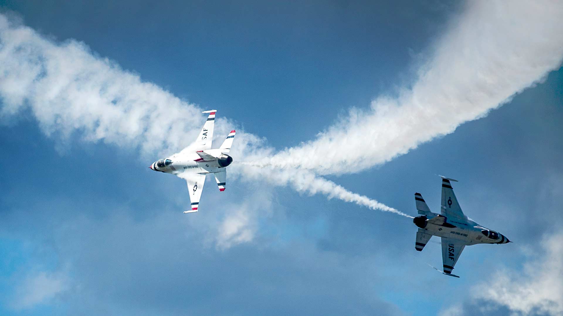 USAF Thunderbirds perform a maneuver during a practice show in Montana, 2014.