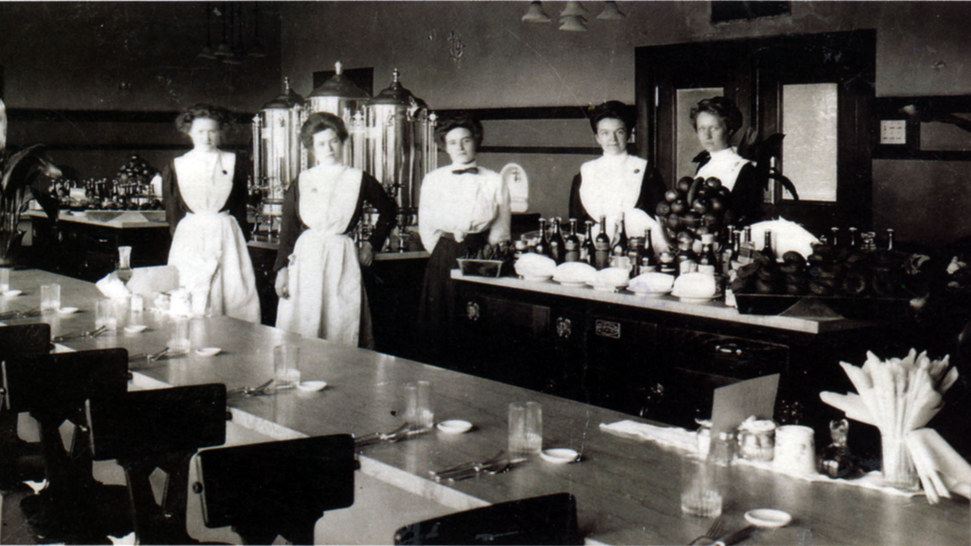 Harvey Girls at the lunch counter of the Harvey House in Winslow, Arizona circa 1910.