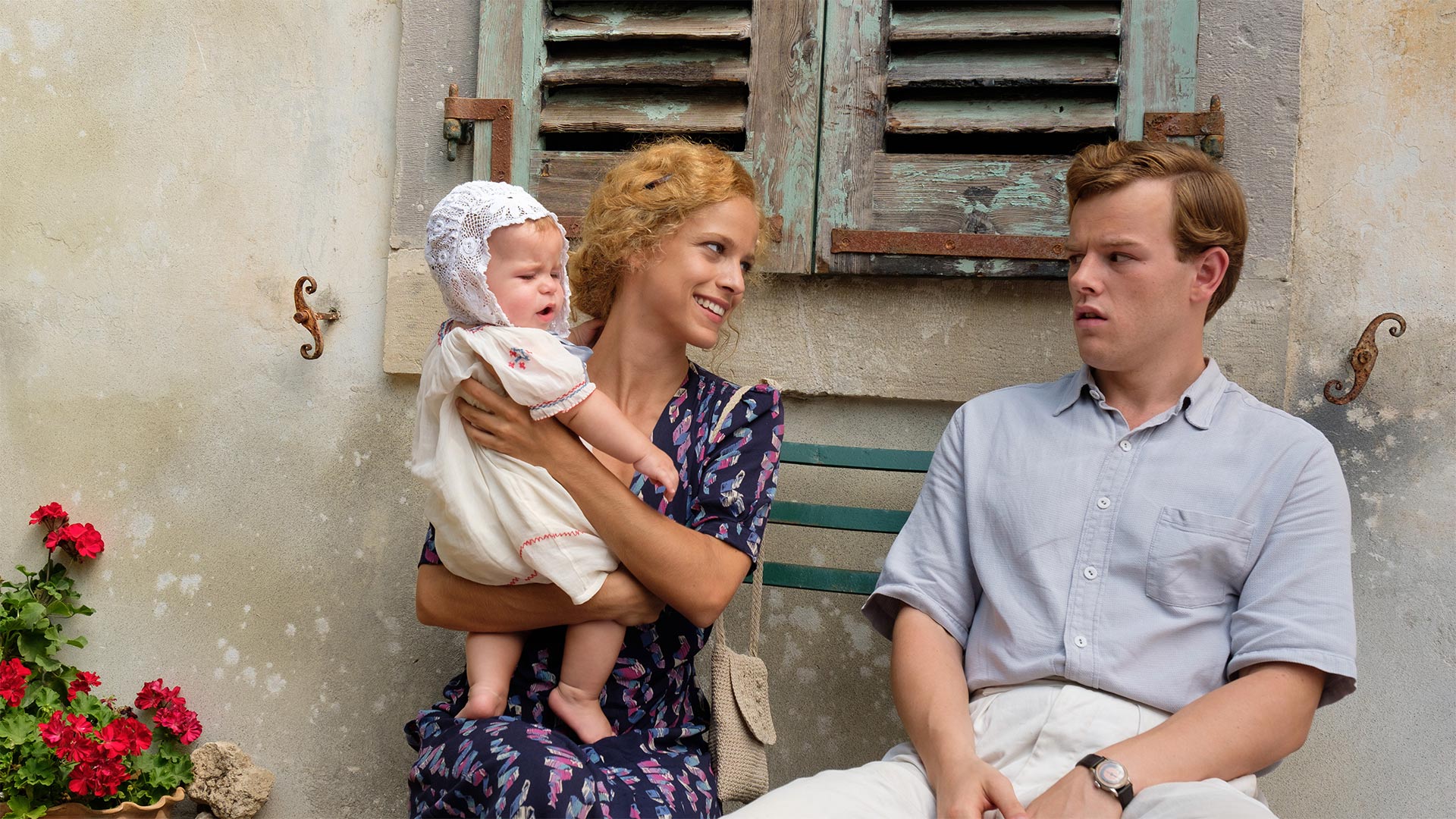 Shown from left to right: Daphne (ELLI TRINGOU) & Leslie Durrell (CALLUM WOODHOUSE)