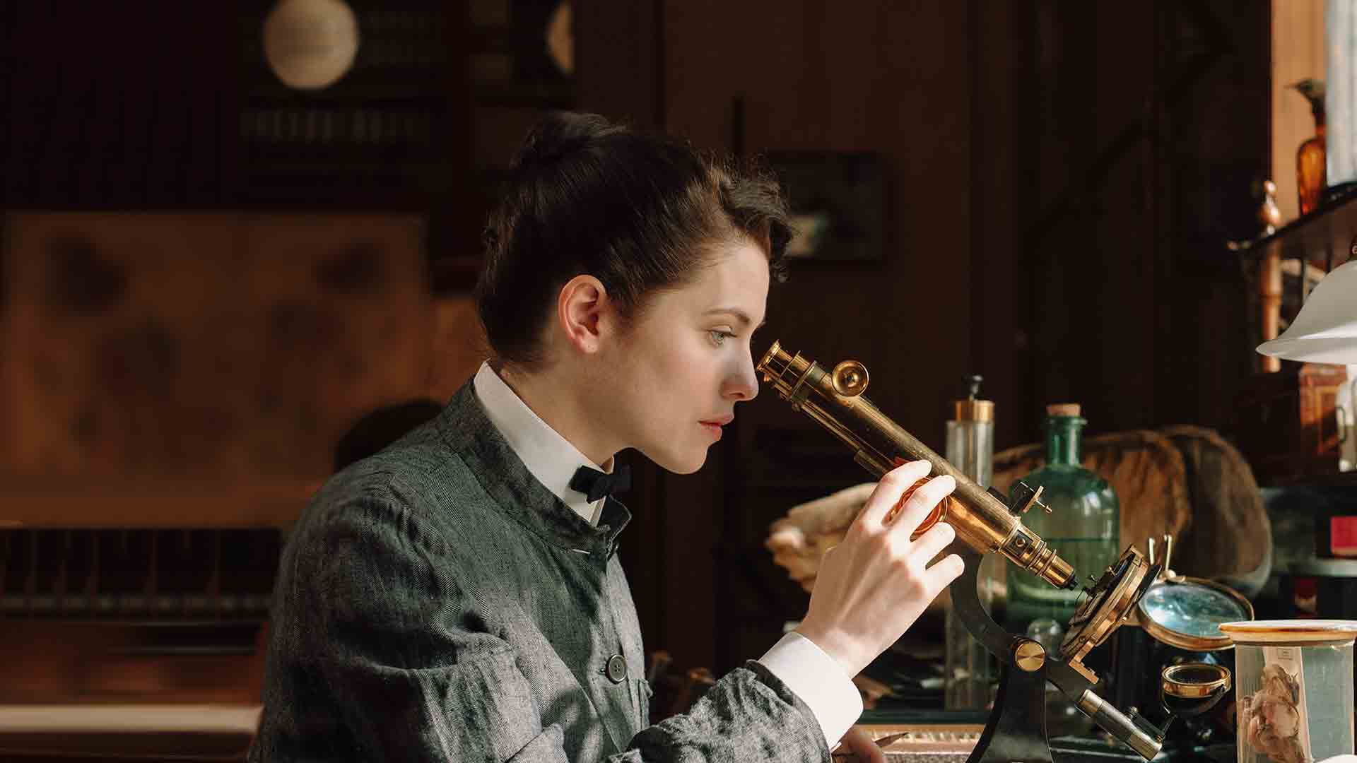 Amelia Lydgate works in her laboratory.[Actor–Jessica De Gouw]
