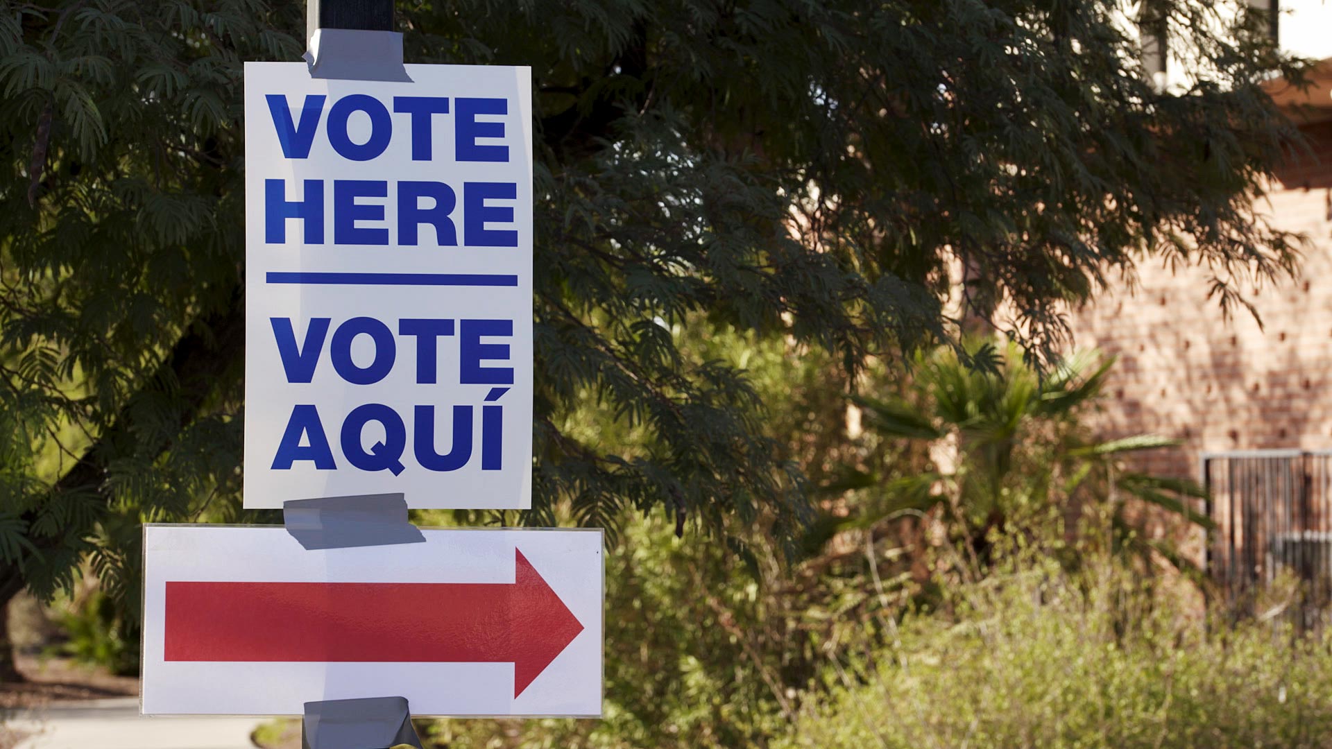 A sign directs voters to a polling site set up at Temple Emanu-El in Tucson on Nov. 3, 2020. 