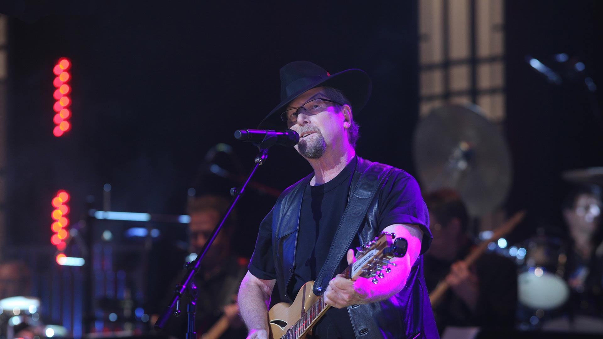 Singer-guitarist Roger McGuinn of The Byrds performs the folk-rock anthem "Turn, Turn, Turn.”