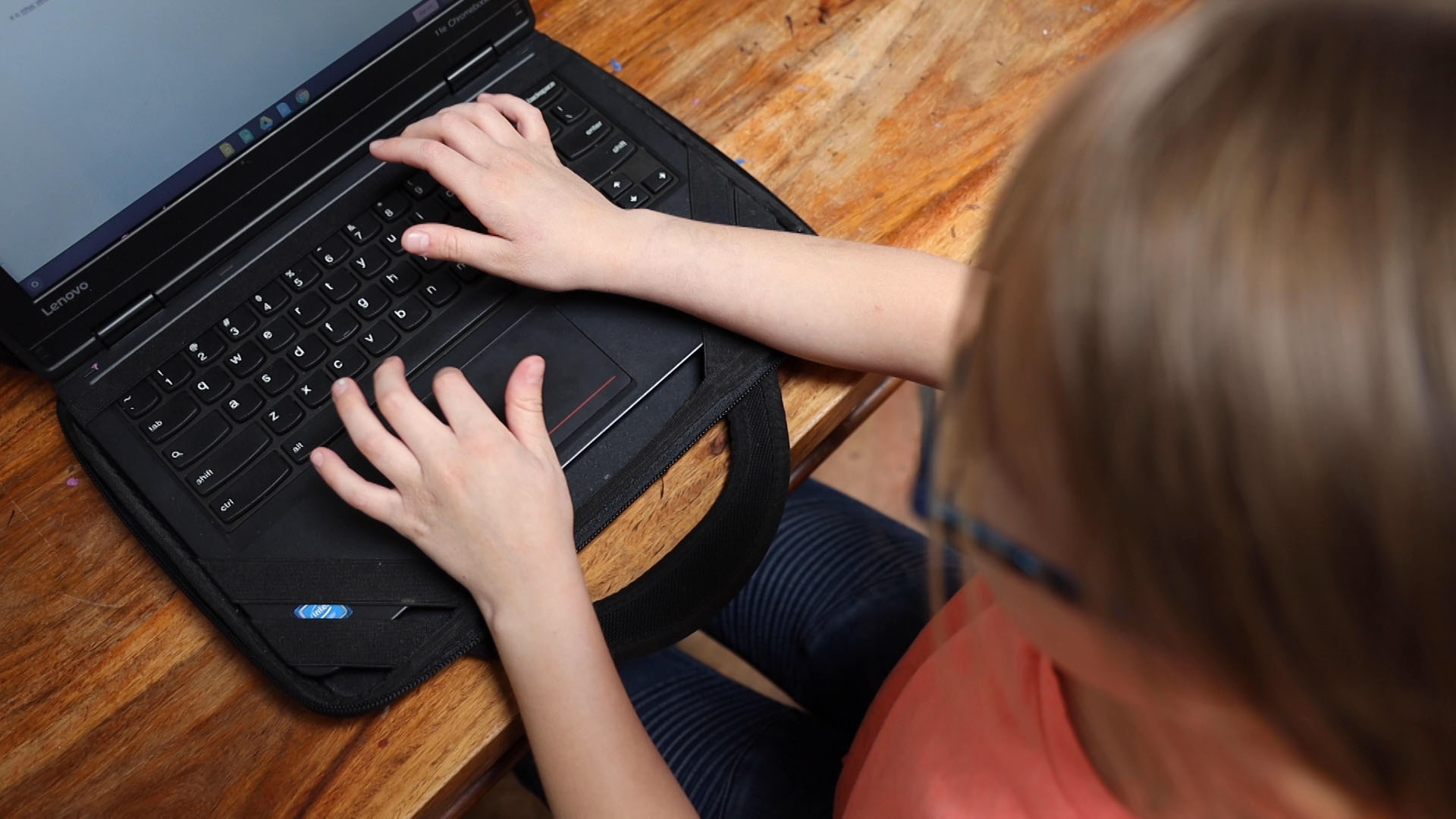 A student participating in a class online during the pandemic.