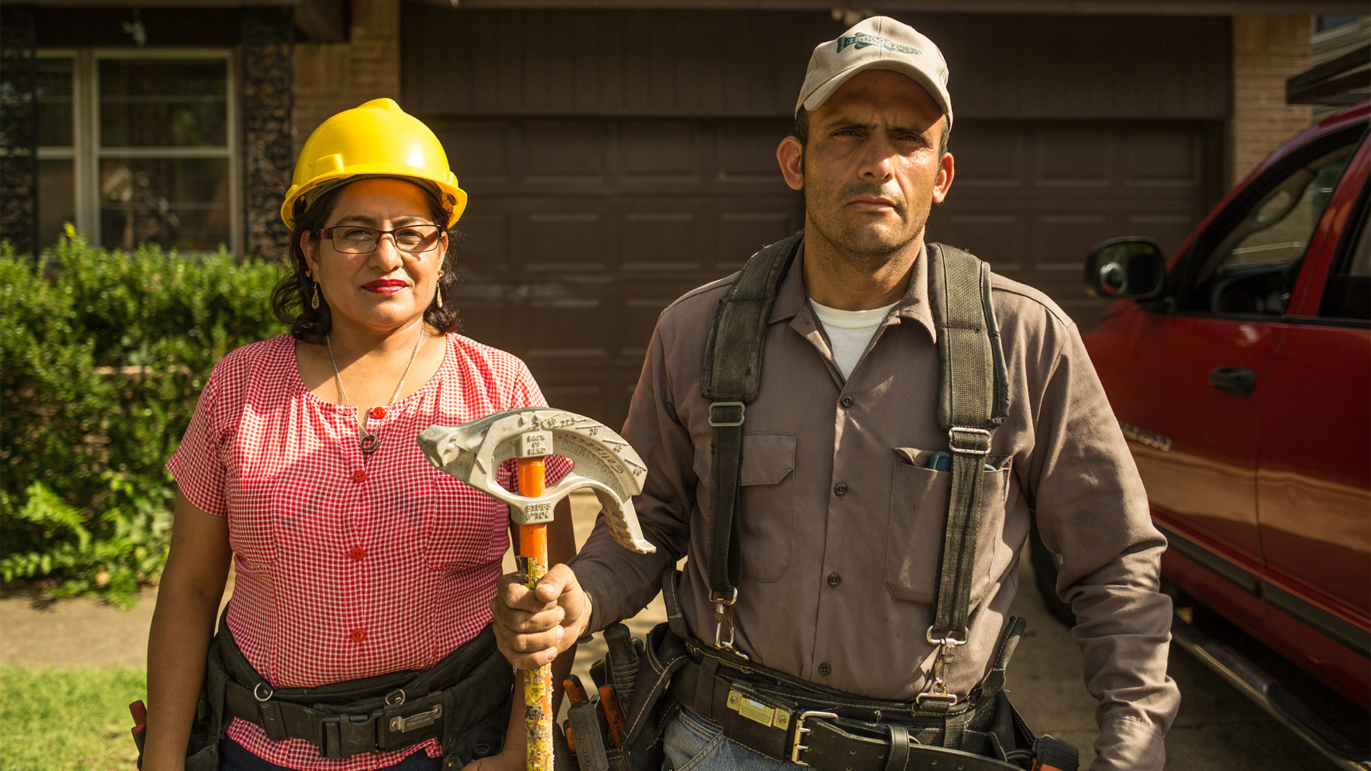 Claudia and Alex are electricians working in Texas who emigrated from El Salvador