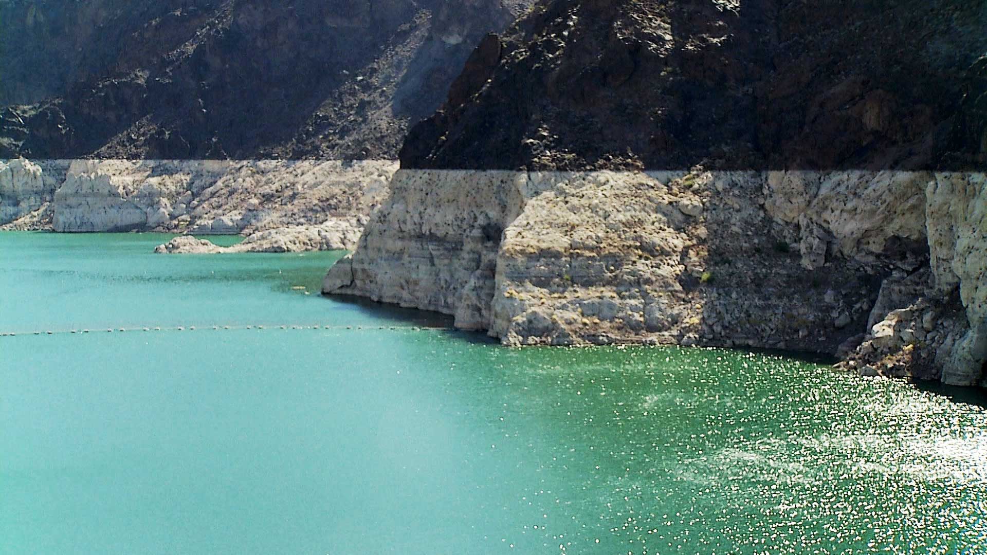 The so-called bathtub ring in Lake Mead. 