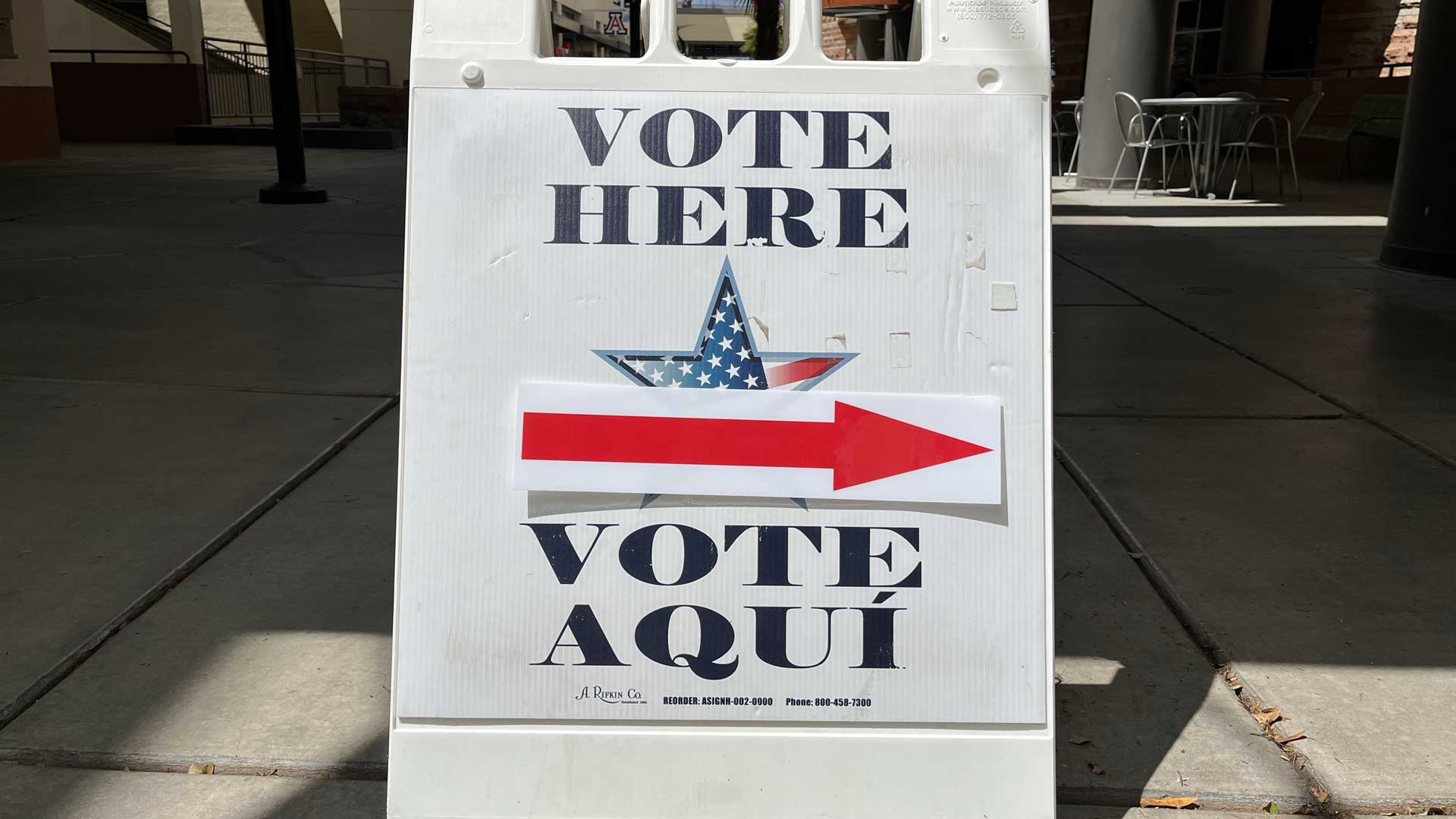 A bilingual English/Spanish vote sign outside a precinct in Arizona.