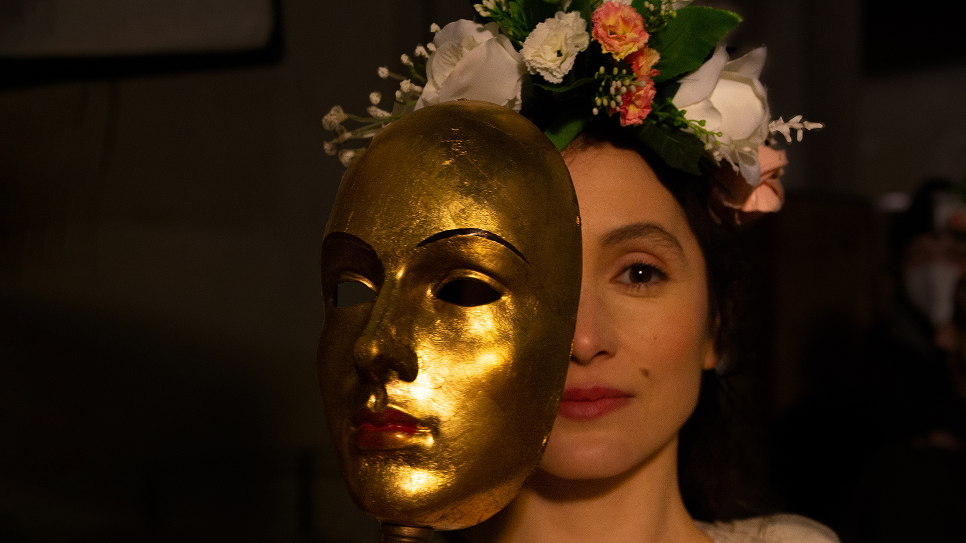 Anne Boleyn (Rafaëlle Cohen) with gold mask.