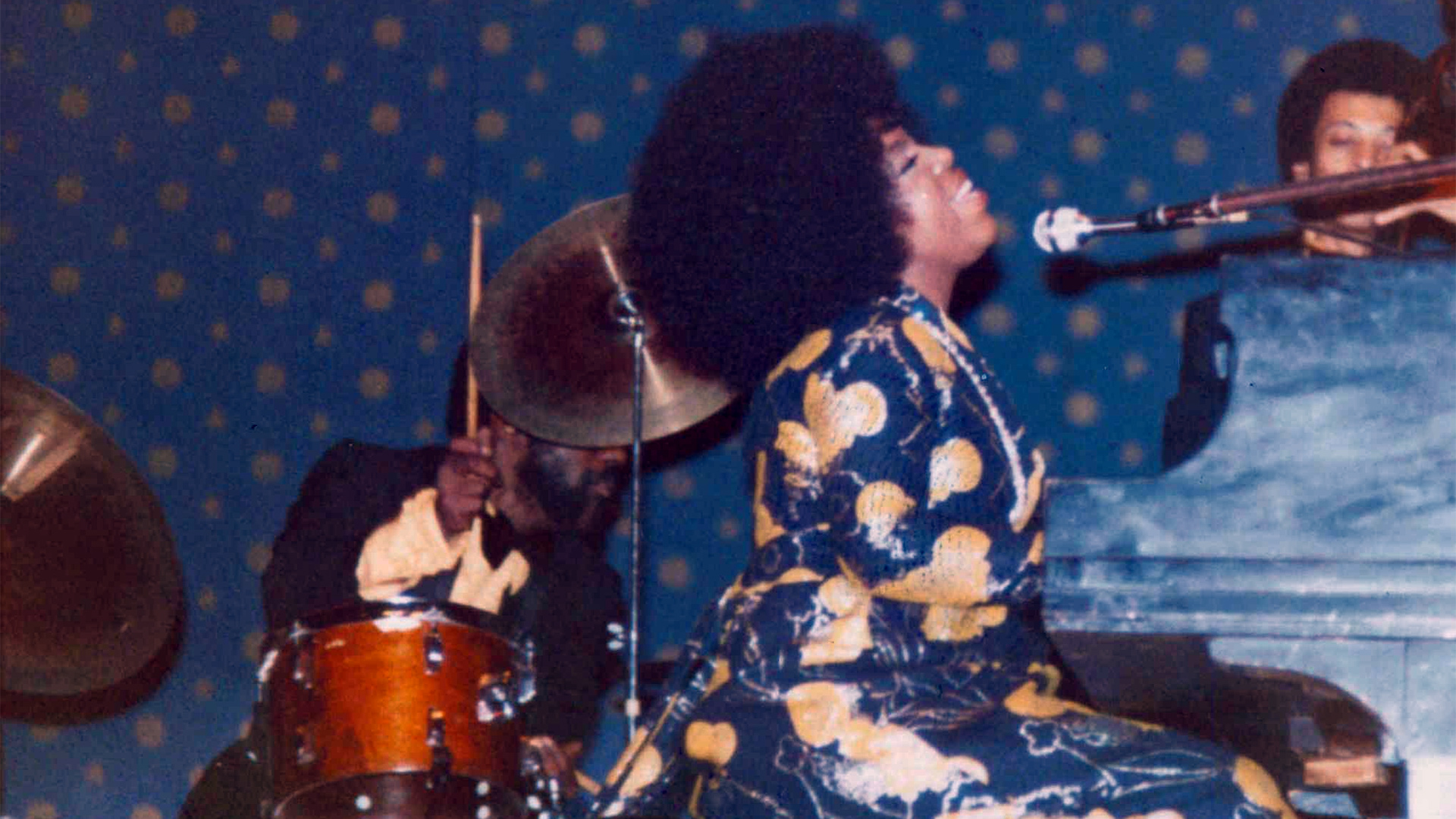 Roberta Flack performing at Constitution Hall.