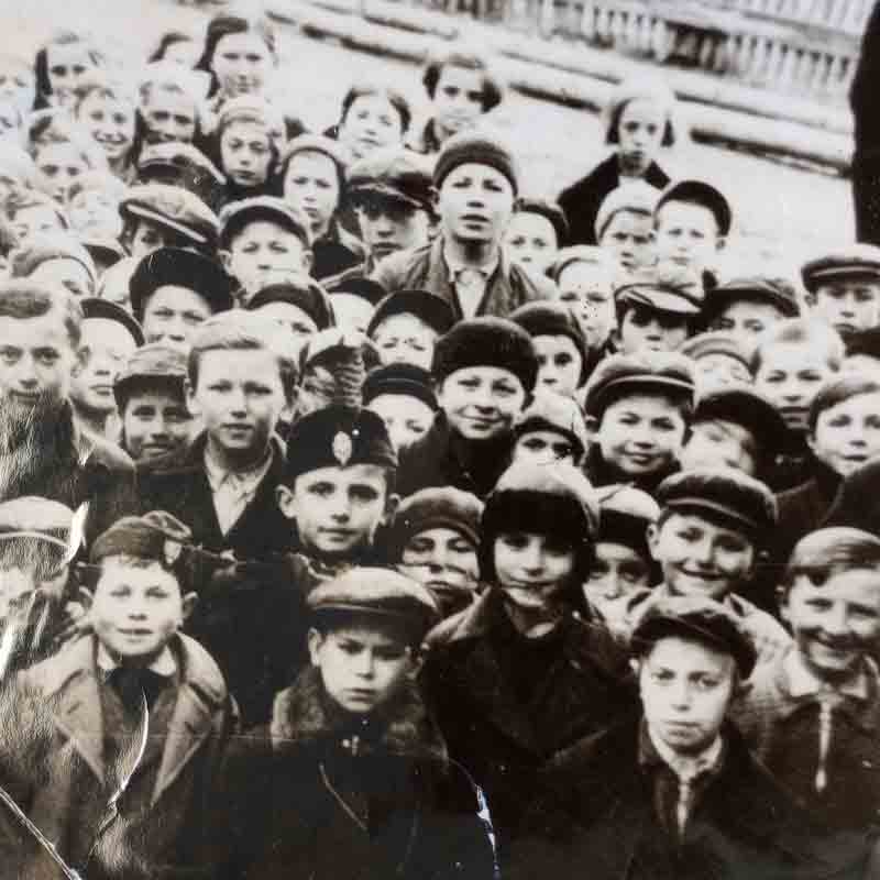 Simon Katz (4th row, 4th from the right) with his classmates before the war. This photo was a gift to him by a Gentile friend.