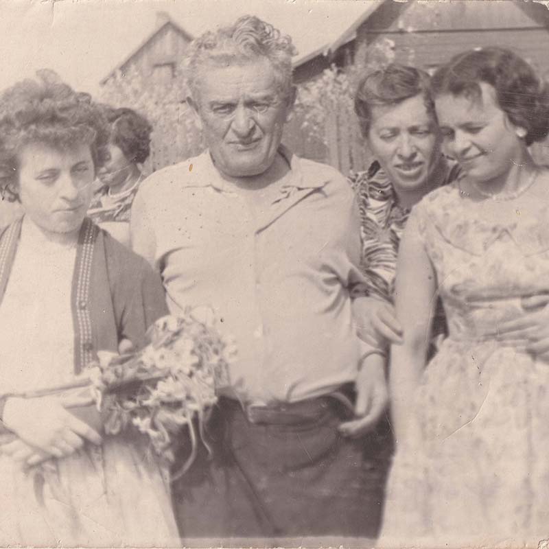 Ida (left) on her wedding day in May 1962 with her father and sisters Yeva and Stella. There were ten children in Ida’s family. Six remained after the war.