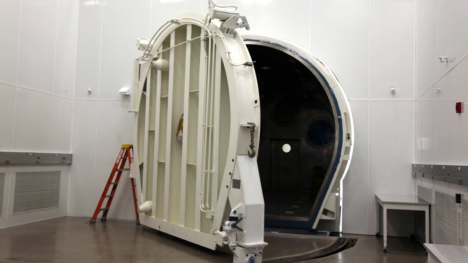 Thermal vacuum chamber