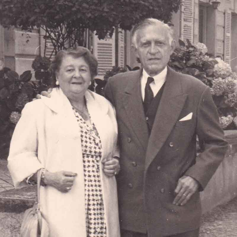 Paula’s maternal grandparents, Rywka and Cyne Guedalia Rapoport, moved from Warsaw to Paris before World War II. They and their five children survived the Holocaust.