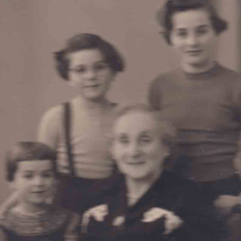 Bertie (right) with her sisters, Rosecarrie and Miriam, taking a farewell photo with their paternal grandmother, Kathe Goslinski, before emigrating to the United States in 1953.