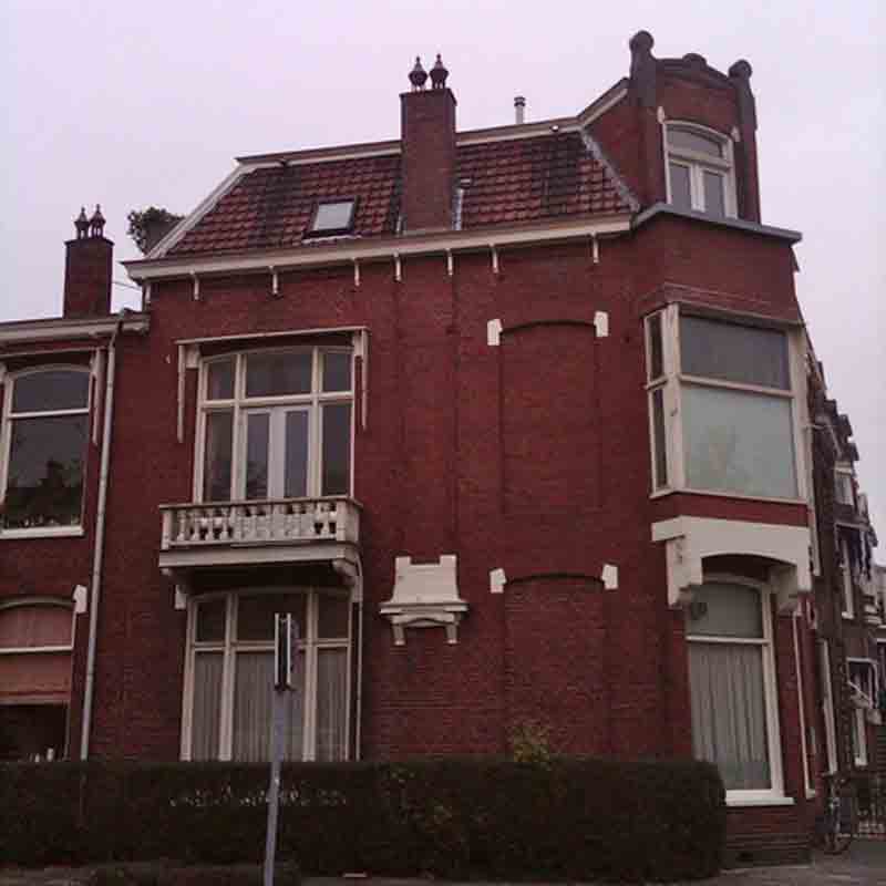 This used to be the Magnus family home, on Kraneweg 75, in Groningen, Holland. The current residents agreed to have the stumble stone for Bert Magnus installed in front.