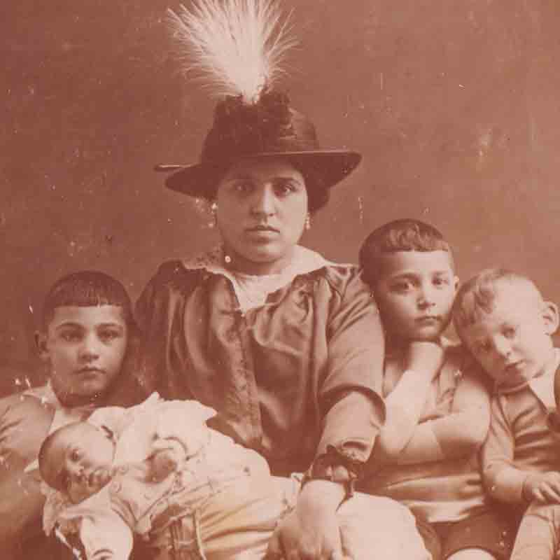 Robert’s paternal grandmother, Hermine Weisz, with five of her six children. László, Robert’s father, is standing to her left. 