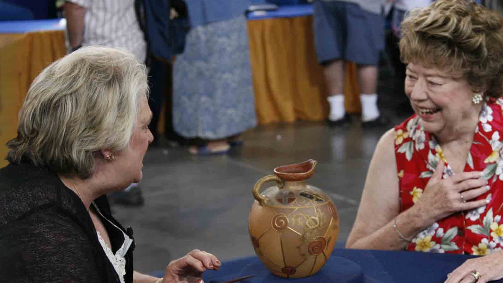 Kathleen Bailey (left) appraises a Mt. Washington Glass Co. ewer, ca. 1890, in Tucson, Arizona. 