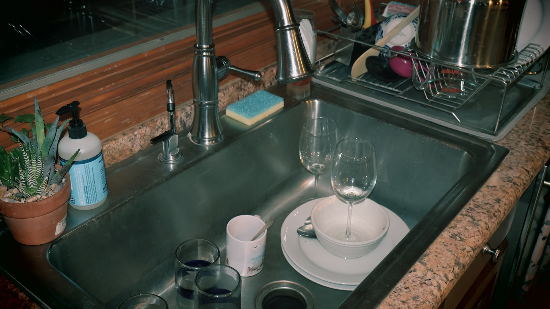 A sink of dirty dishes reflects a family scenario that may be familiar to many. The audio drama "Daughter Putting on Airs" was written by Alejandro Canelos,